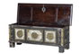 GINER Y COLOMER - Coffre de rangement en bois de manguier massif avec détails en bronze, finition noir vieilli et cerise, 46x116x40 cm